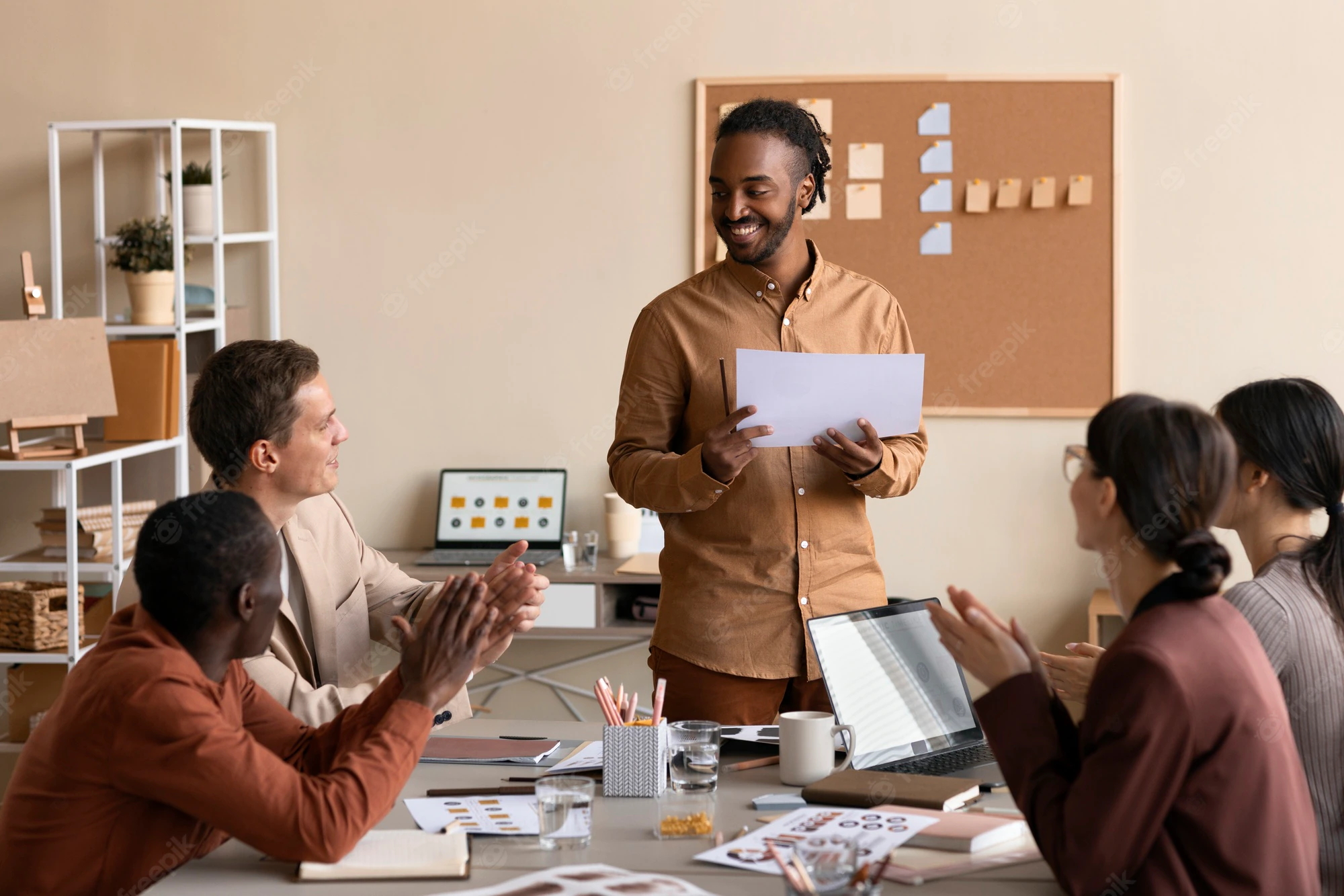 coup-moyen-personnes-travaillant-au-bureau_23-2149636254